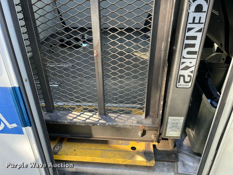 image for item MH9935 2008 Ford E450  shuttle bus