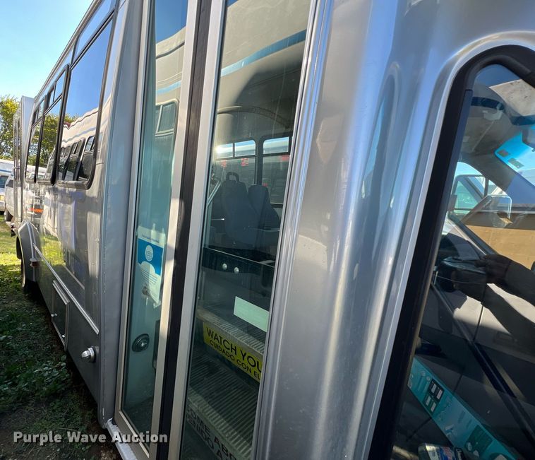 image for item MH9937 2011 Ford E450  shuttle bus