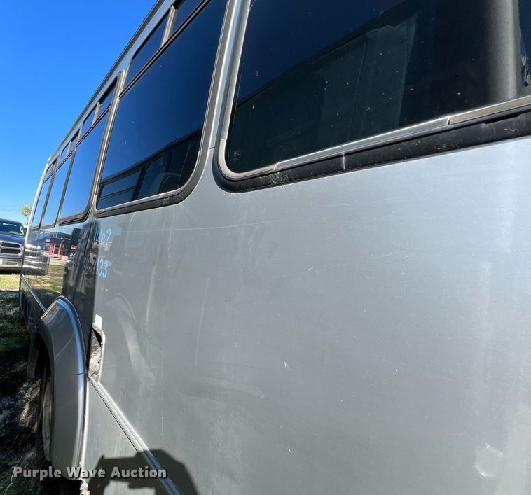 image for item MH9937 2011 Ford E450  shuttle bus
