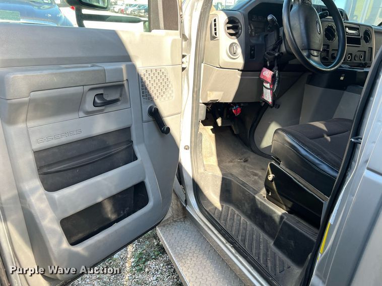 image for item MH9937 2011 Ford E450  shuttle bus