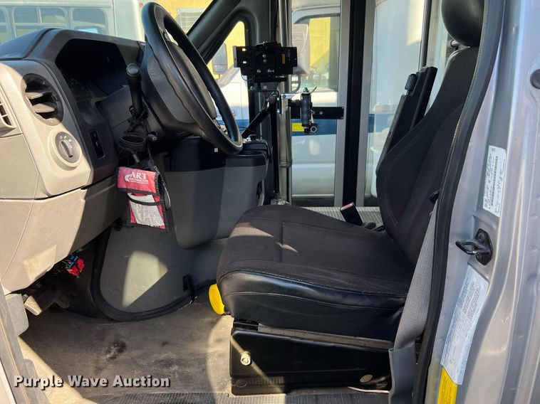 image for item MH9937 2011 Ford E450  shuttle bus