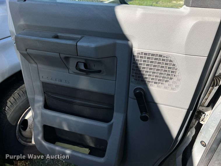 image for item MH9937 2011 Ford E450  shuttle bus