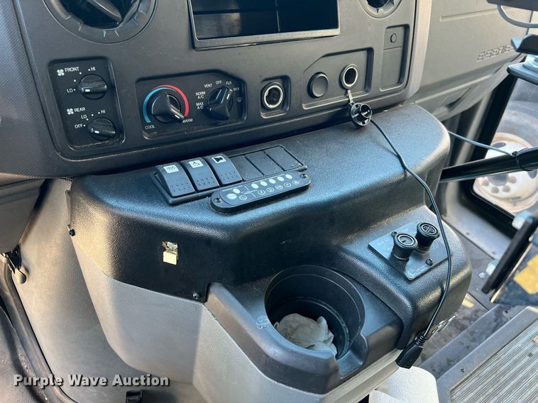 image for item MH9937 2011 Ford E450  shuttle bus