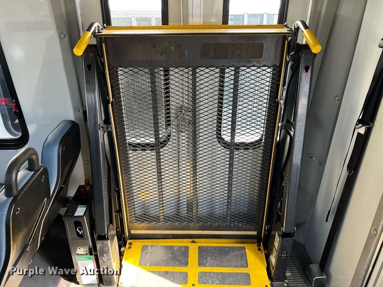 image for item MH9937 2011 Ford E450  shuttle bus