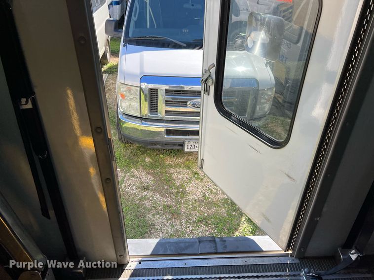 image for item MH9937 2011 Ford E450  shuttle bus