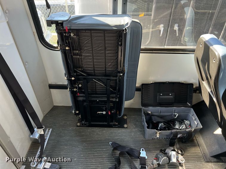 image for item MH9937 2011 Ford E450  shuttle bus