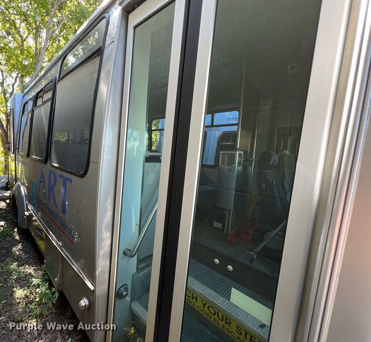 image for item MH9940 2011 Ford E450  shuttle bus