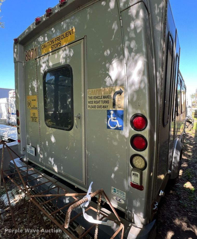 image for item MH9940 2011 Ford E450  shuttle bus