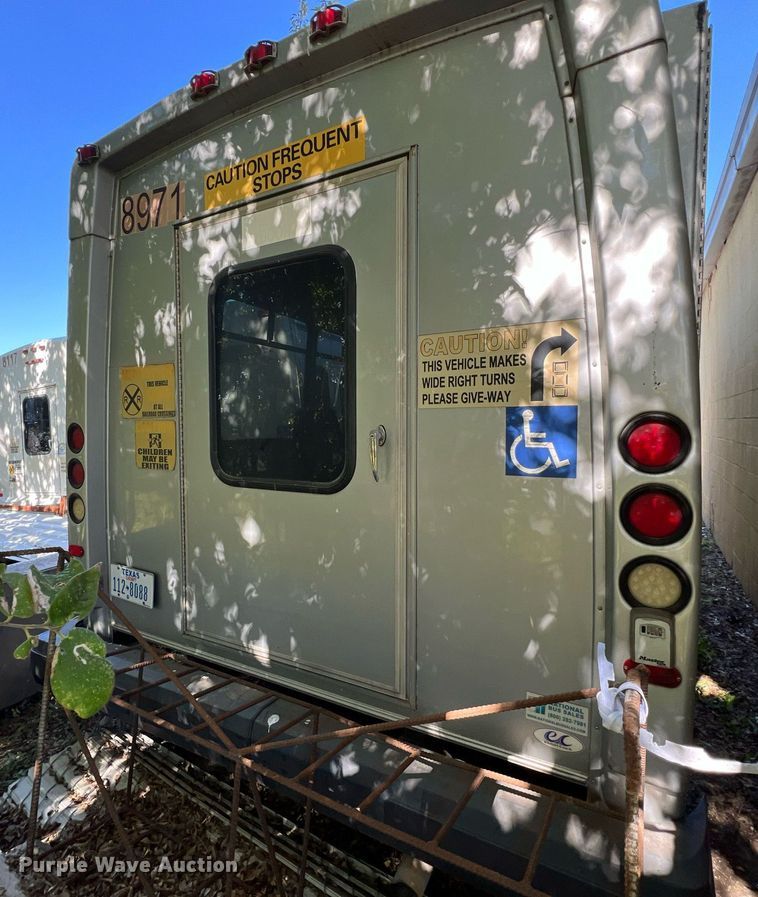 image for item MH9940 2011 Ford E450  shuttle bus