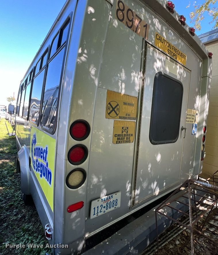 image for item MH9940 2011 Ford E450  shuttle bus