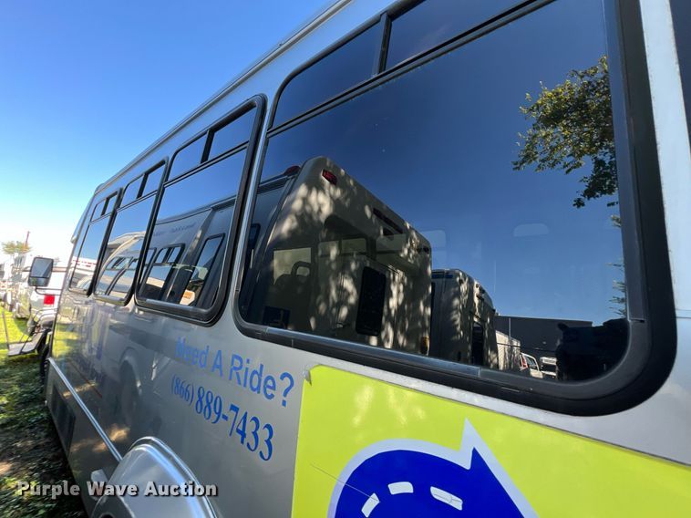image for item MH9940 2011 Ford E450  shuttle bus