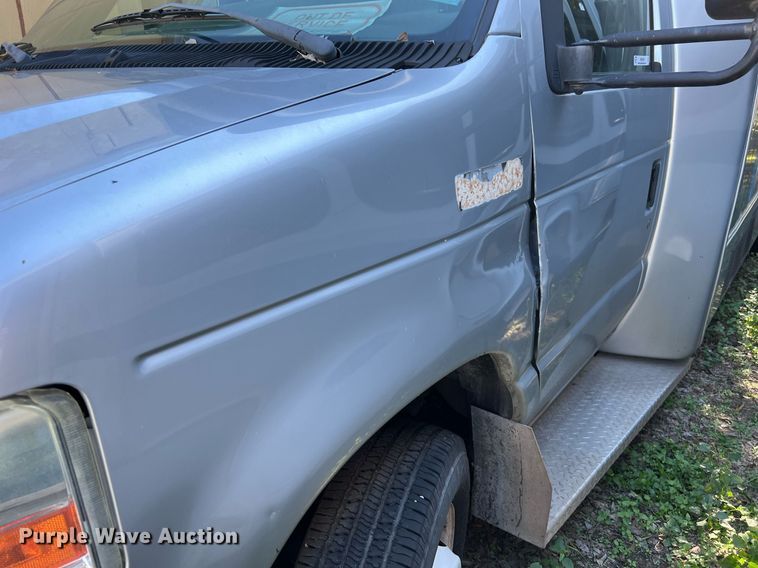 image for item MH9940 2011 Ford E450  shuttle bus
