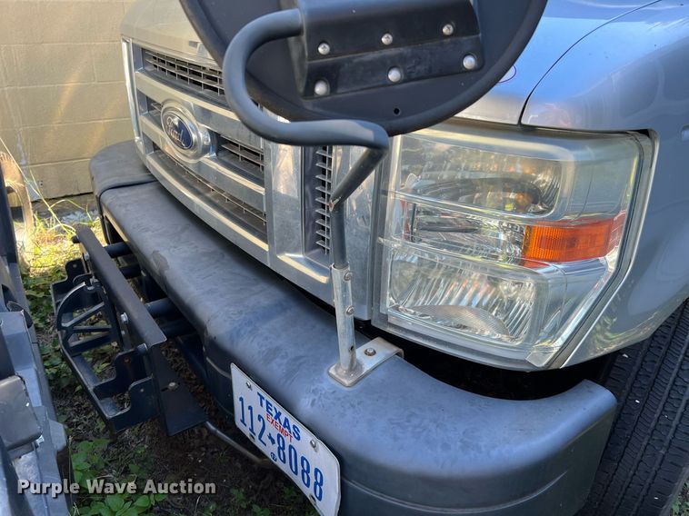 image for item MH9940 2011 Ford E450  shuttle bus