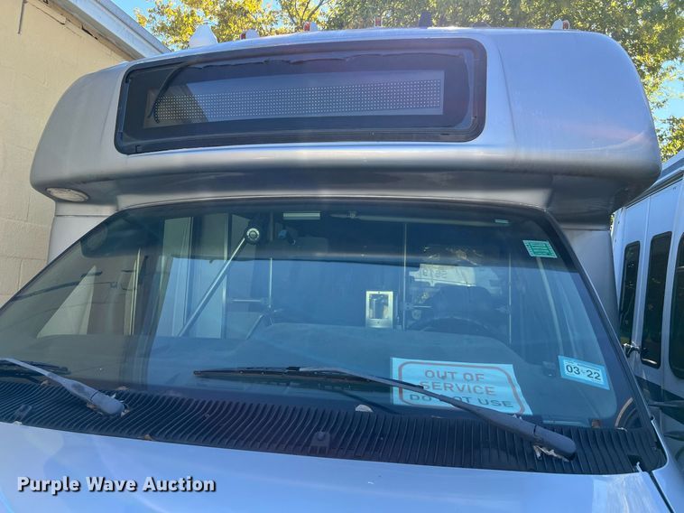 image for item MH9940 2011 Ford E450  shuttle bus