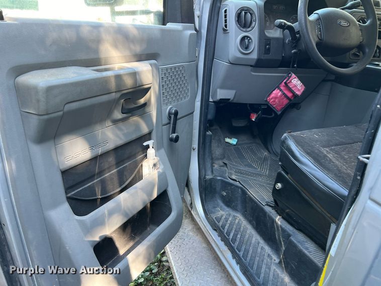 image for item MH9940 2011 Ford E450  shuttle bus