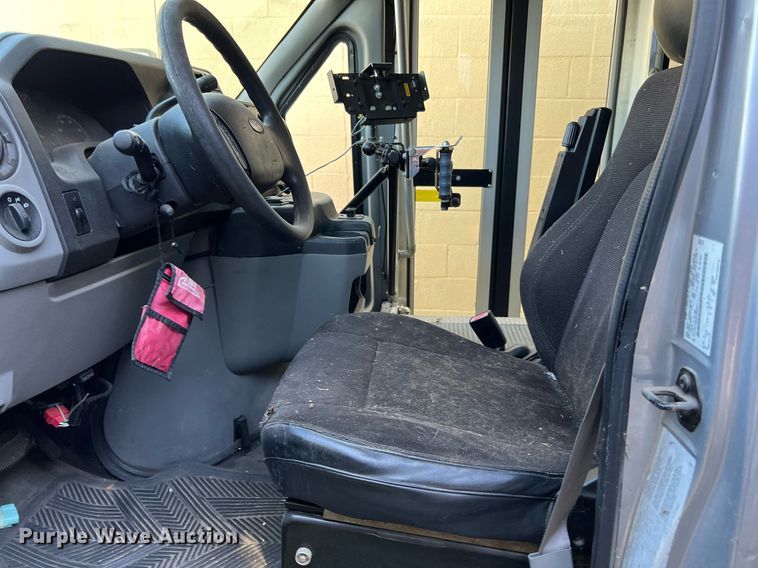 image for item MH9940 2011 Ford E450  shuttle bus