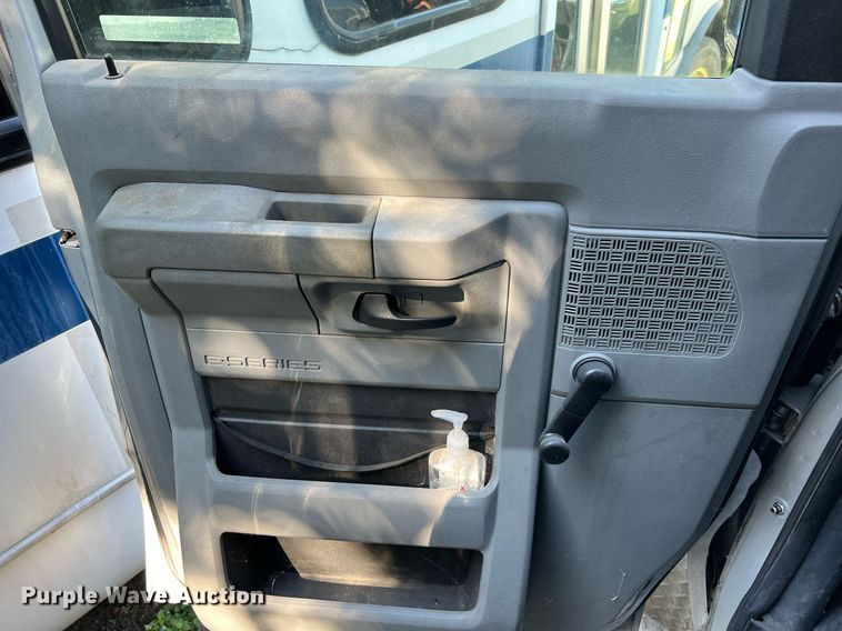 image for item MH9940 2011 Ford E450  shuttle bus