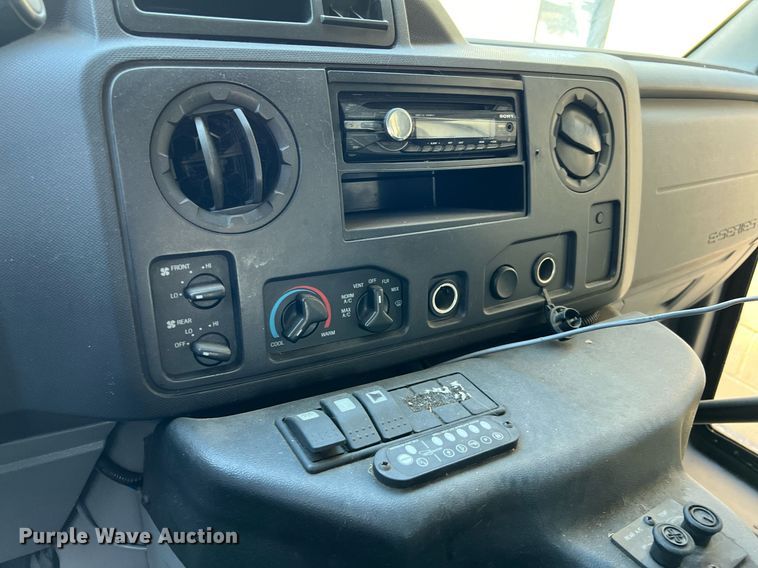 image for item MH9940 2011 Ford E450  shuttle bus