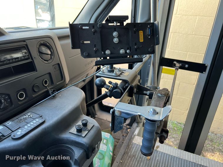 image for item MH9940 2011 Ford E450  shuttle bus