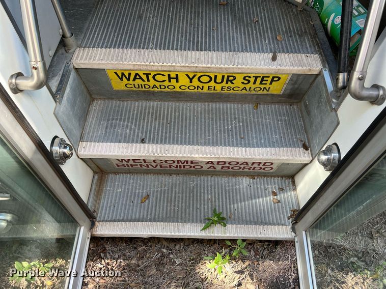 image for item MH9940 2011 Ford E450  shuttle bus