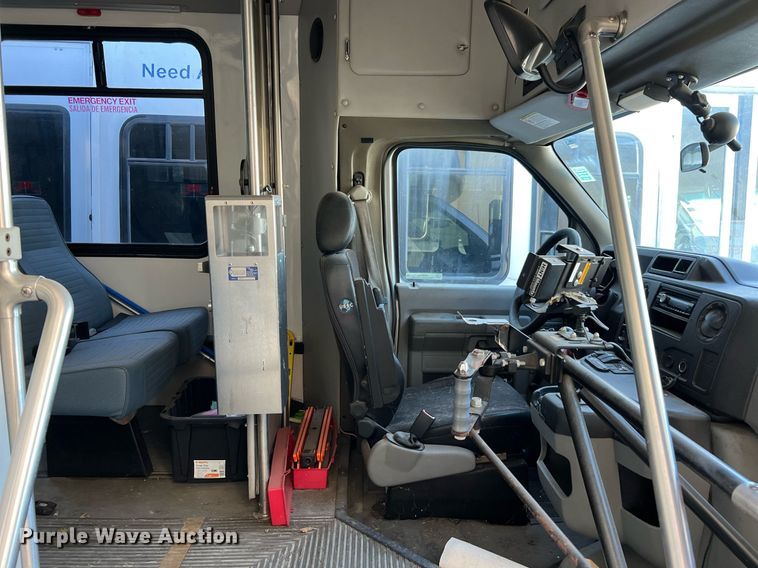 image for item MH9940 2011 Ford E450  shuttle bus