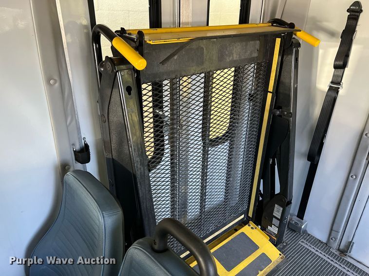 image for item MH9940 2011 Ford E450  shuttle bus