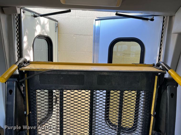 image for item MH9940 2011 Ford E450  shuttle bus