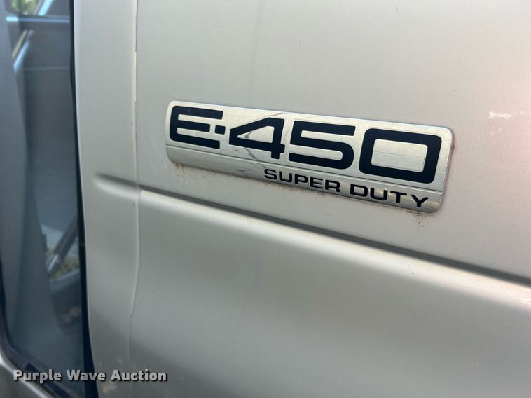 image for item MH9940 2011 Ford E450  shuttle bus