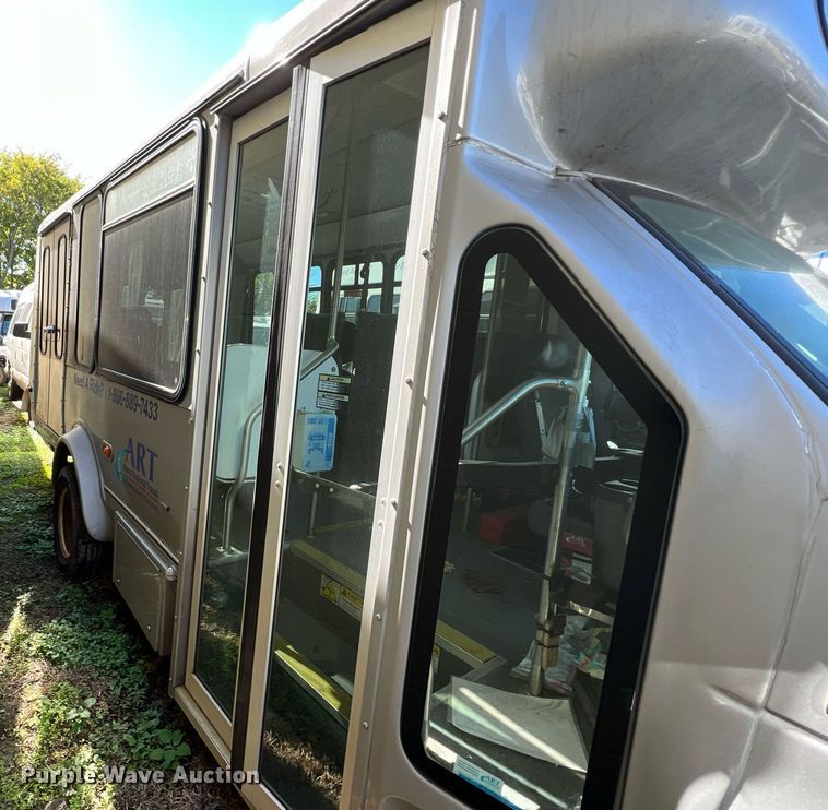 image for item MH9942 2014 Ford E350  shuttle bus