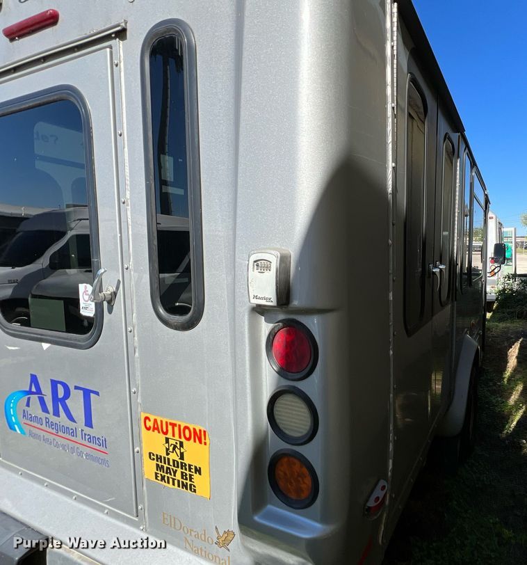 image for item MH9942 2014 Ford E350  shuttle bus