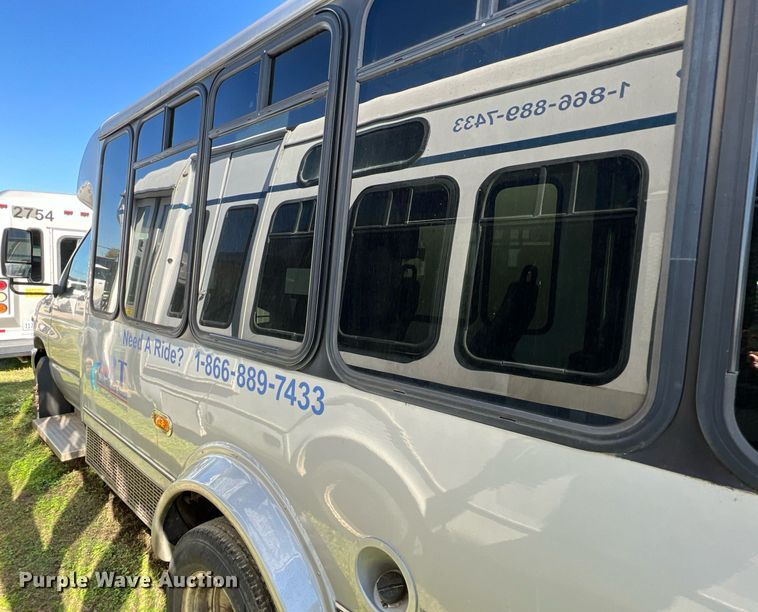 image for item MH9942 2014 Ford E350  shuttle bus