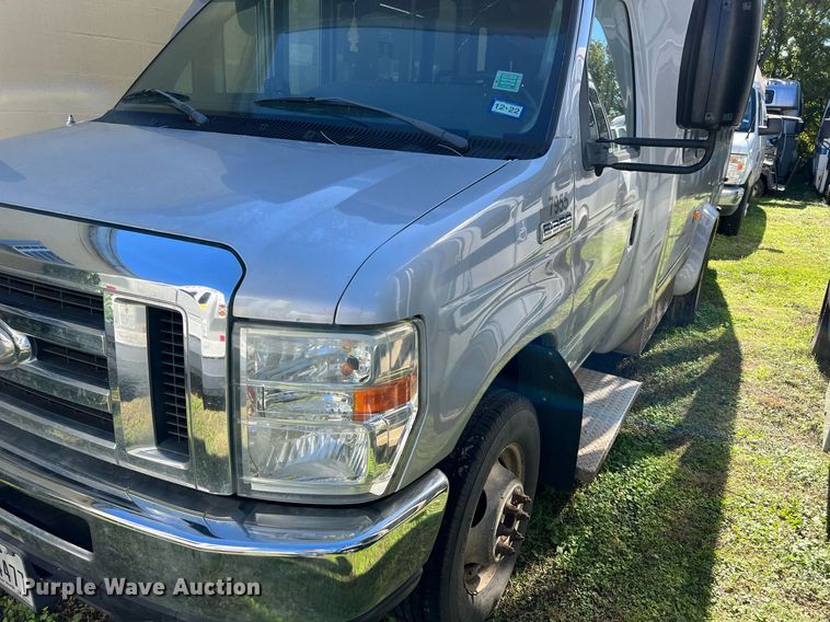 image for item MH9942 2014 Ford E350  shuttle bus