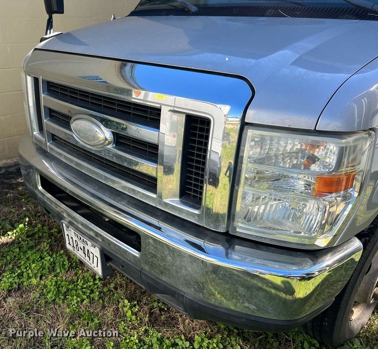 image for item MH9942 2014 Ford E350  shuttle bus