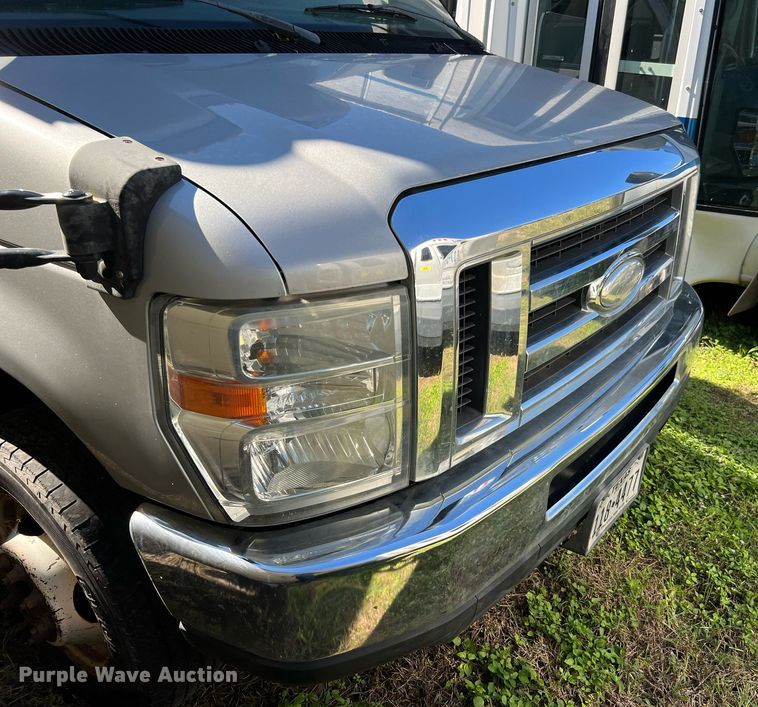 image for item MH9942 2014 Ford E350  shuttle bus