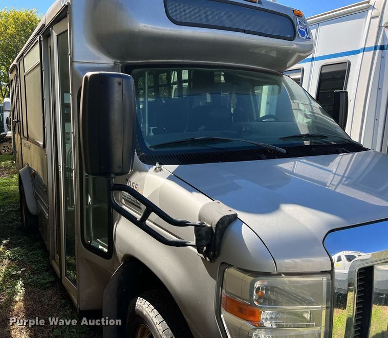 image for item MH9942 2014 Ford E350  shuttle bus