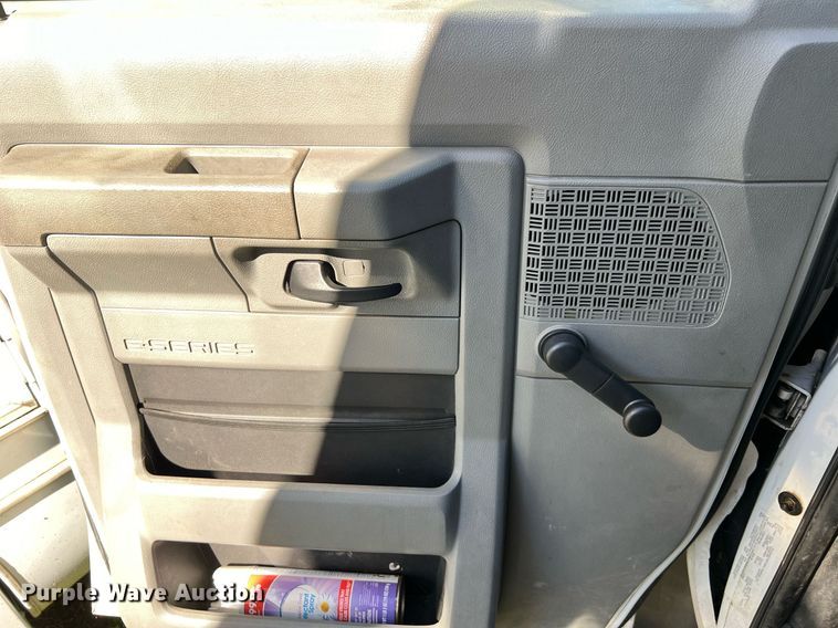 image for item MH9942 2014 Ford E350  shuttle bus