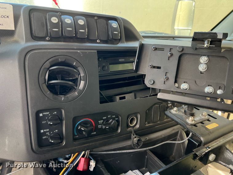 image for item MH9942 2014 Ford E350  shuttle bus