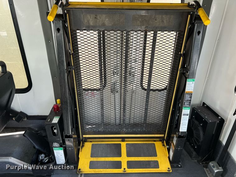 image for item MH9942 2014 Ford E350  shuttle bus