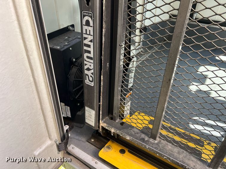 image for item MH9942 2014 Ford E350  shuttle bus