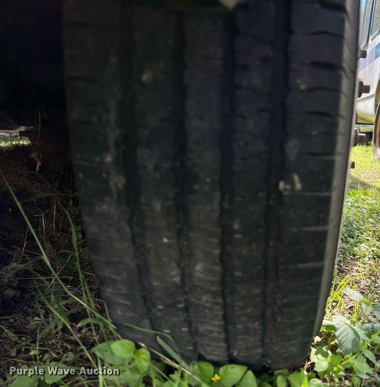 image for item MH9942 2014 Ford E350  shuttle bus