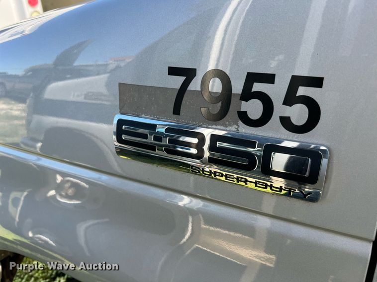 image for item MH9942 2014 Ford E350  shuttle bus