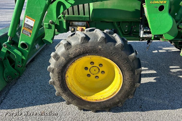 image for item MO9102 1990 John Deere 970  MFWD tractor