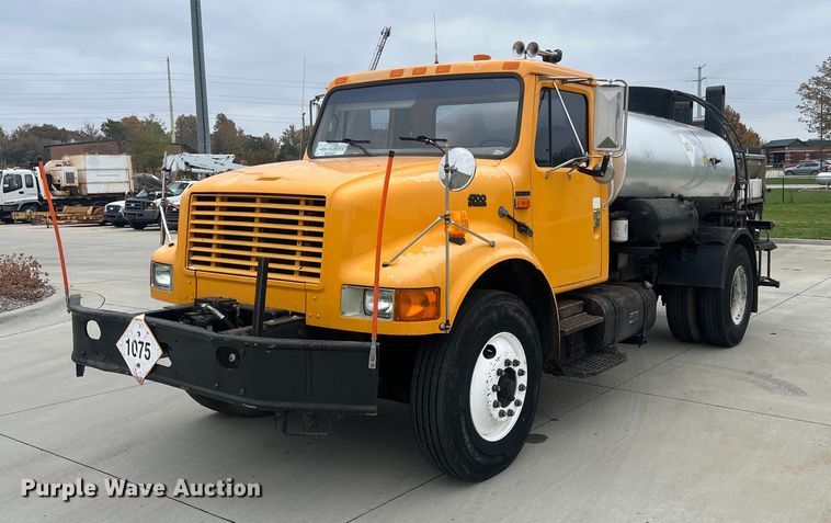 image for item NL9119 1996 International 4700  oil distributor truck