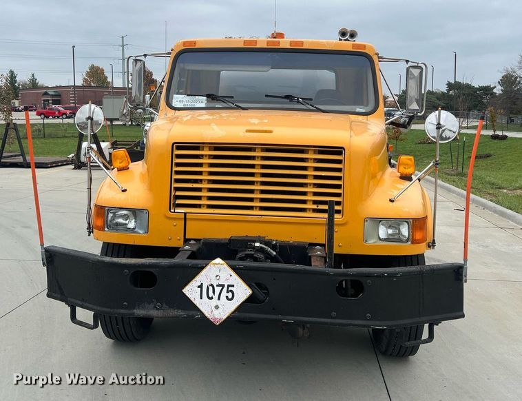 image for item NL9119 1996 International 4700  oil distributor truck