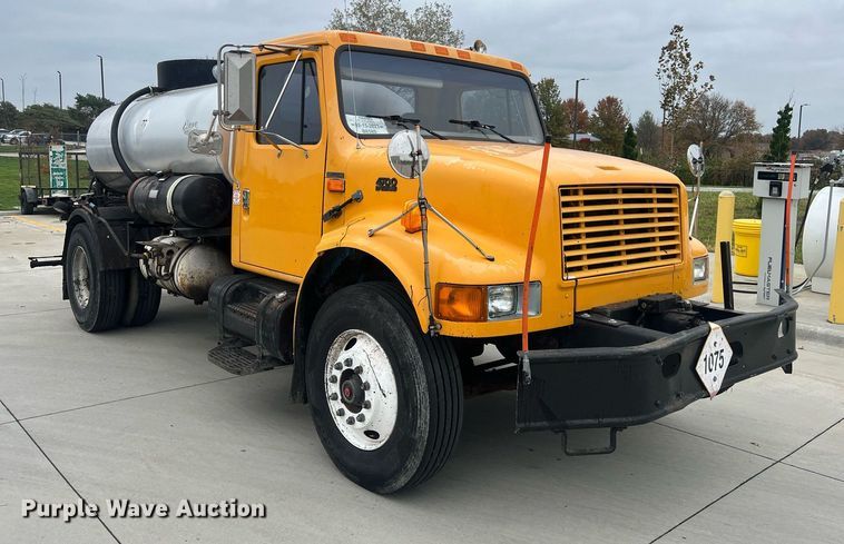 image for item NL9119 1996 International 4700  oil distributor truck