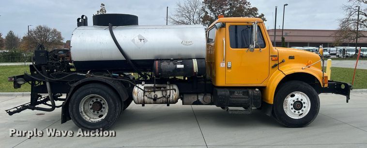 image for item NL9119 1996 International 4700  oil distributor truck