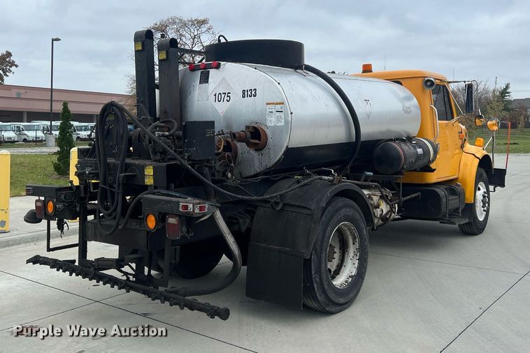 image for item NL9119 1996 International 4700  oil distributor truck