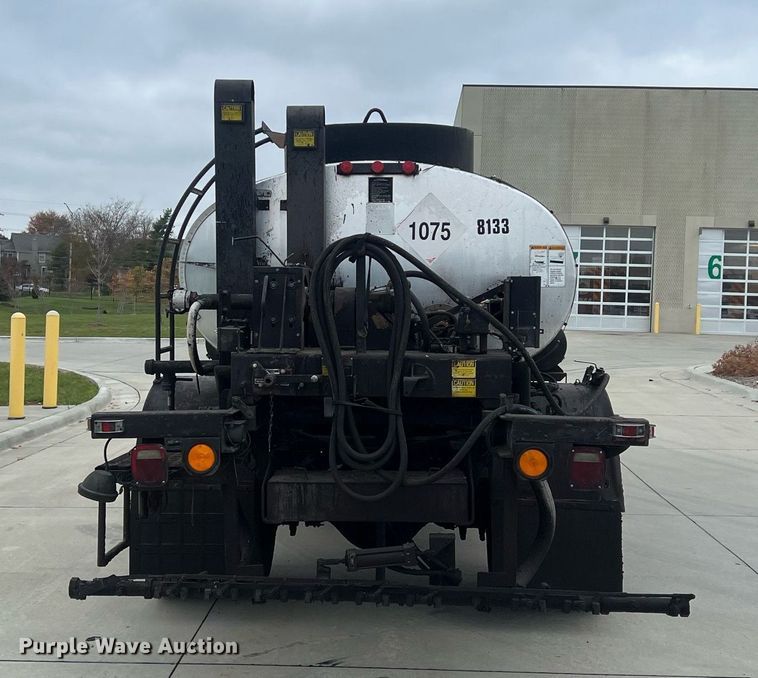 image for item NL9119 1996 International 4700  oil distributor truck