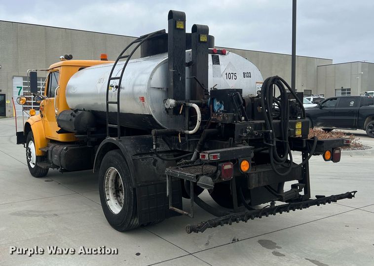 image for item NL9119 1996 International 4700  oil distributor truck