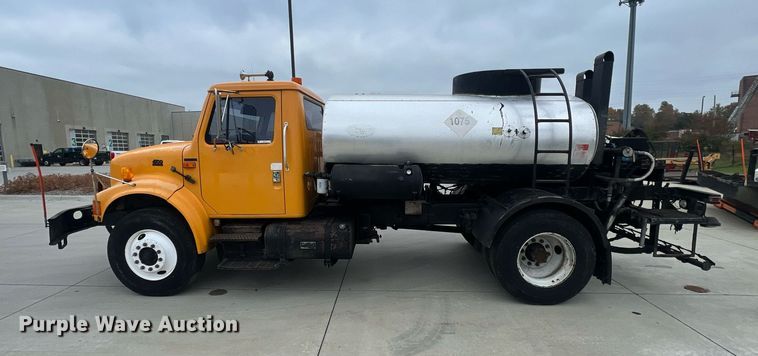 image for item NL9119 1996 International 4700  oil distributor truck